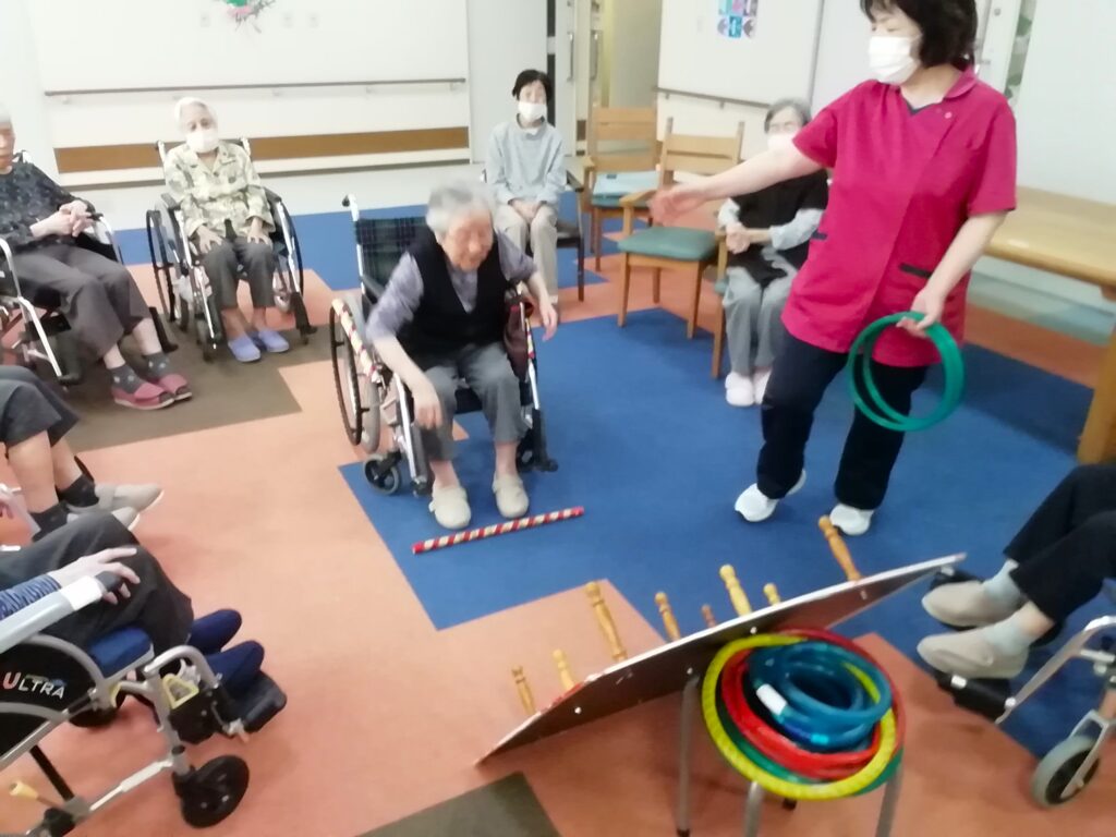 レクリエーション 高齢者 介護施設 老人ホーム 介護士 認知症予防 QOL向上 カルム介護施設 202506-4