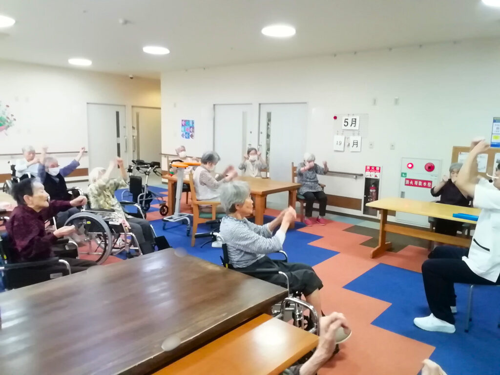 レクリエーション 高齢者 介護施設 老人ホーム 介護士 認知症予防 QOL向上 カルム介護施設 202506-6