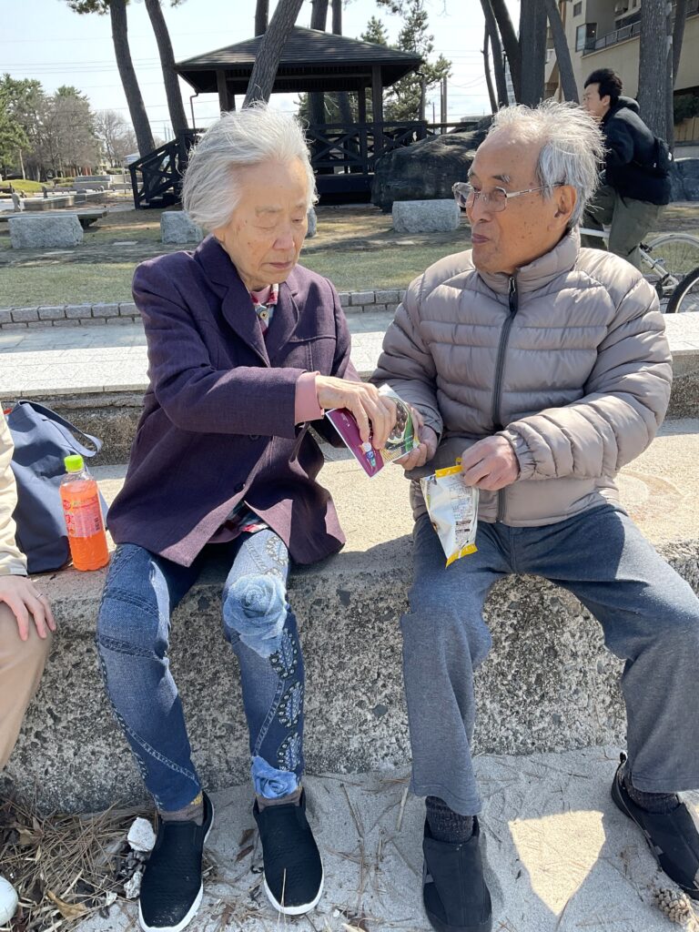 グループホーム カルム米子 米子介護施設 お花見 202504-6