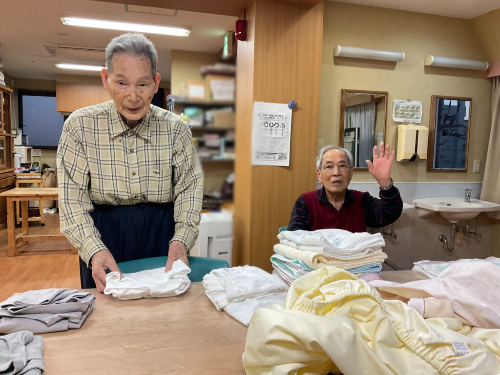 食事 掃除 洗濯 頼もしい 日常 暮らし グループホーム 小規模多機能ハウス カルム米子 米子市 老人ホーム 老人施設 介護施設
介護付き有料老人ホーム 202505-5