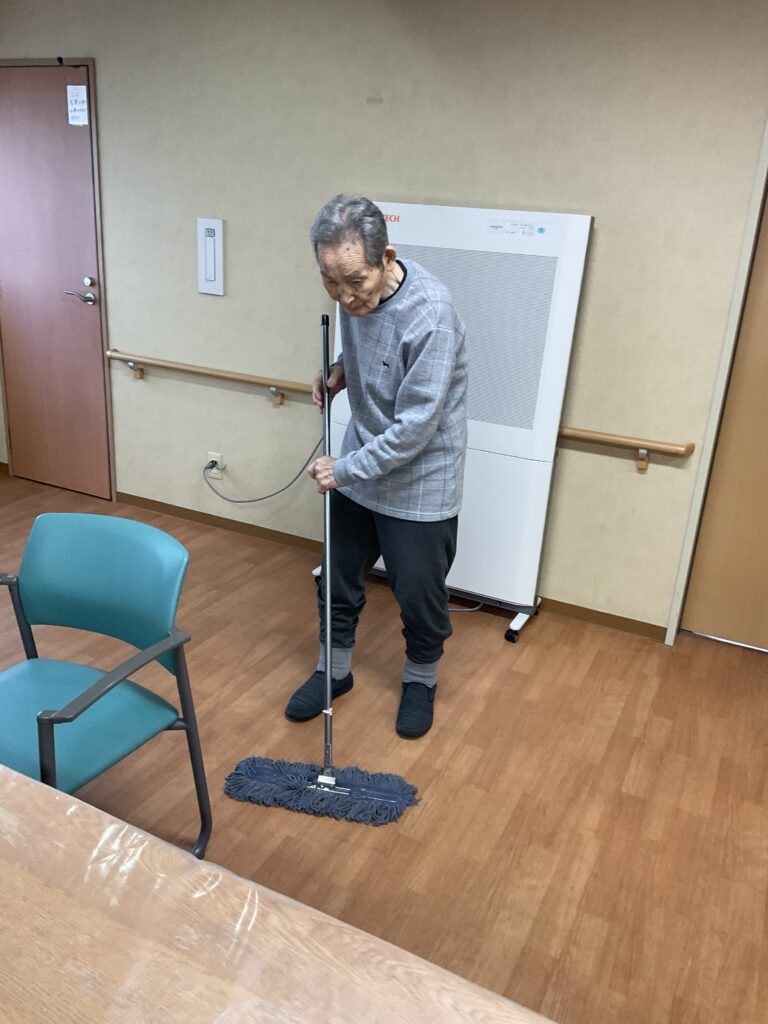 食事 掃除 洗濯 頼もしい 日常 暮らし グループホーム 小規模多機能ハウス カルム米子 米子市 老人ホーム 老人施設 介護施設
介護付き有料老人ホーム 202505-2