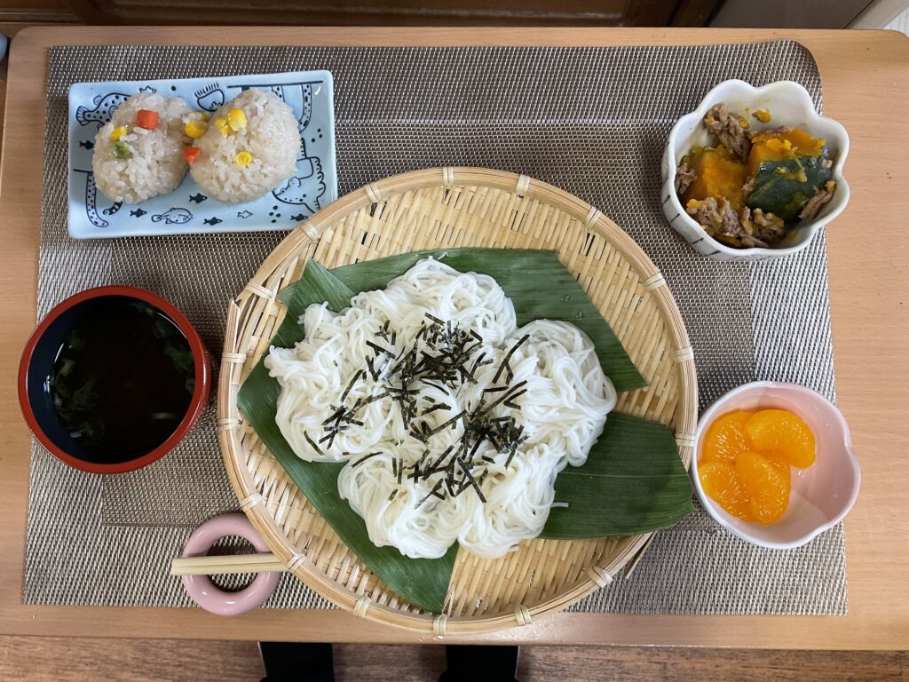 グループホーム　米子市　カルム米子　食事　手作り　利用者　季節の食材　202507-4