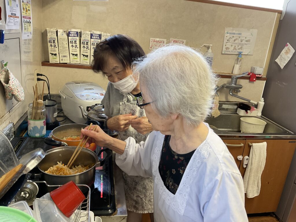 グループホーム　米子市　カルム米子　食事　手作り　利用者　季節の食材　202507-2