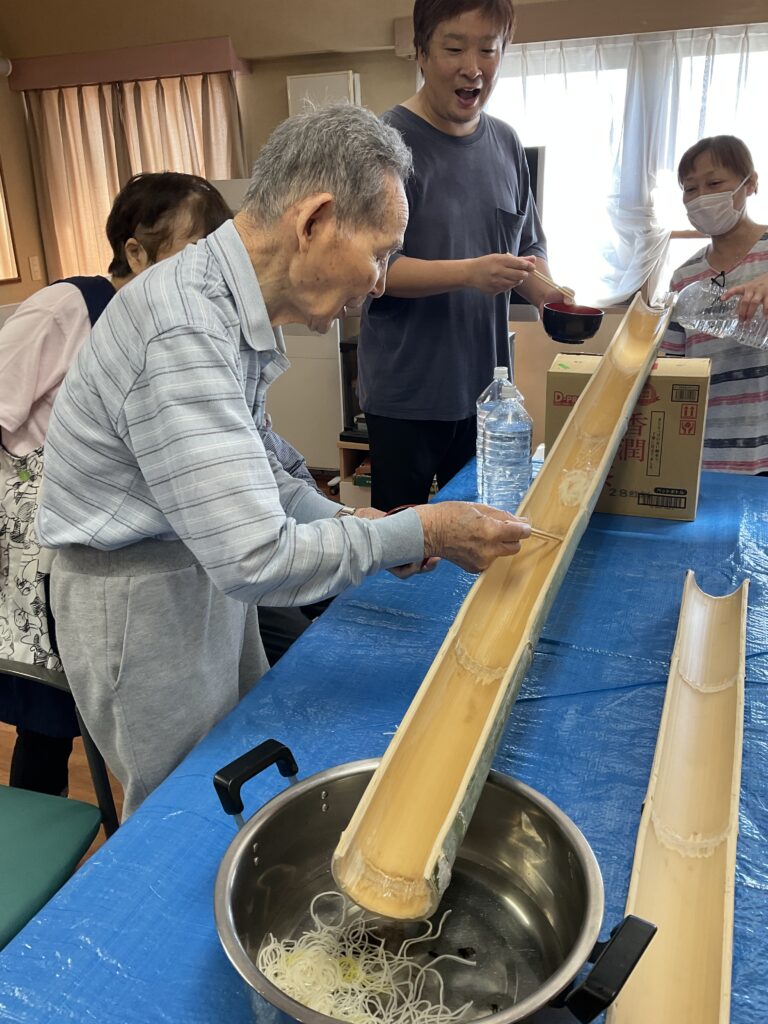 そうめん流し　流しそうめん　スイカ割り　夏　風物詩　米子市　米子　介護施設　グループホーム　カルム米子　202508-7