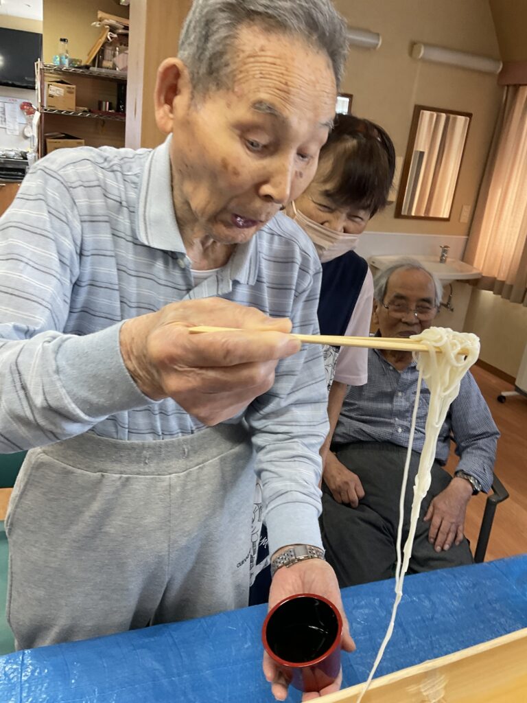 そうめん流し　流しそうめん　スイカ割り　夏　風物詩　米子市　米子　介護施設　グループホーム　カルム米子　202508-8