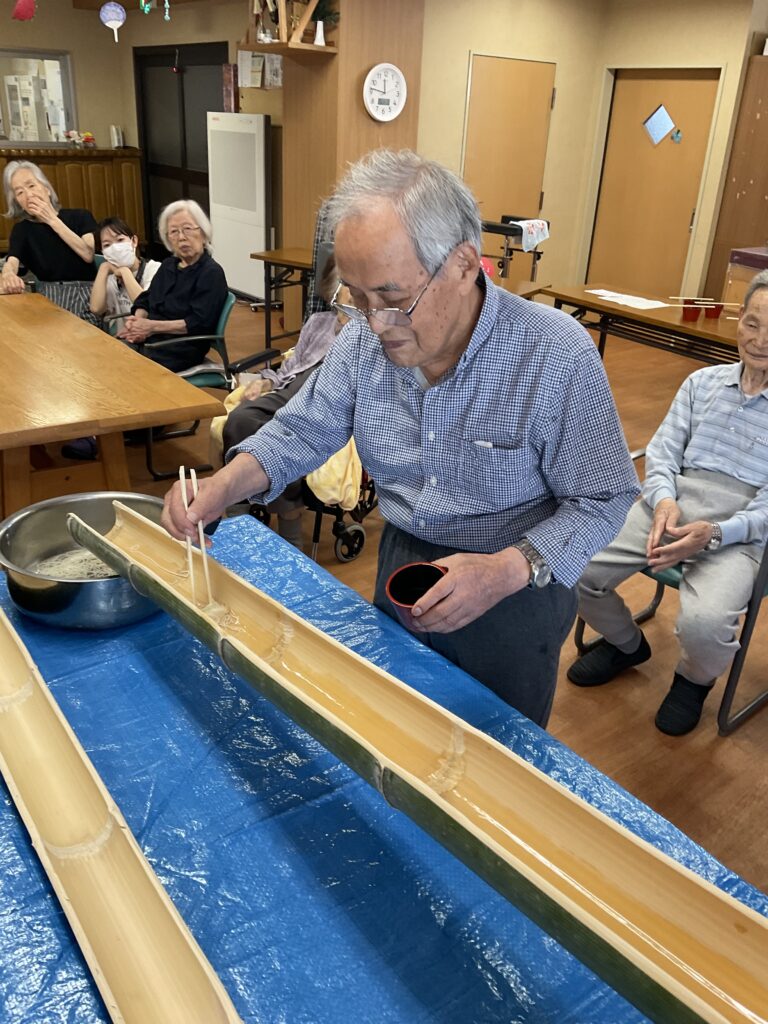 そうめん流し　流しそうめん　スイカ割り　夏　風物詩　米子市　米子　介護施設　グループホーム　カルム米子　202508-6