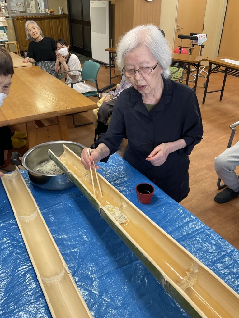 そうめん流し　流しそうめん　スイカ割り　夏　風物詩　米子市　米子　介護施設　グループホーム　カルム米子　202508-5