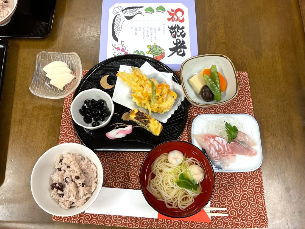 敬老会 お祝い御膳 余興 グループホーム 小規模多機能 老人ホーム カルム米子 鳥取 米子 202510-2