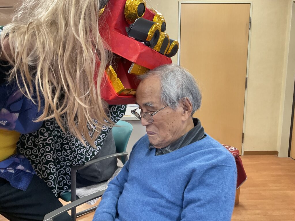 介護施設の新年会で獅子舞登場　米子　小規模多機能　グループホーム　カルム米子　202601-2