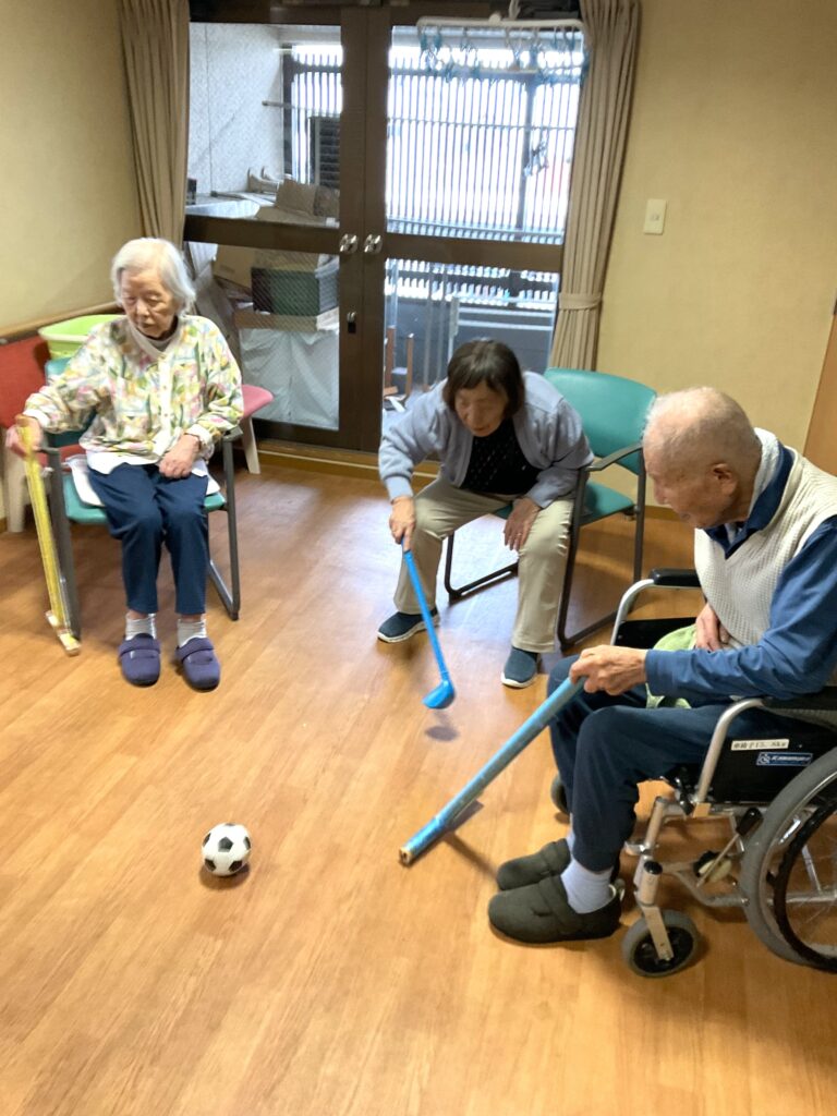 介護施設で室内ゴルフ　グループホーム　鳥取　米子　カルム米子　202607-1
