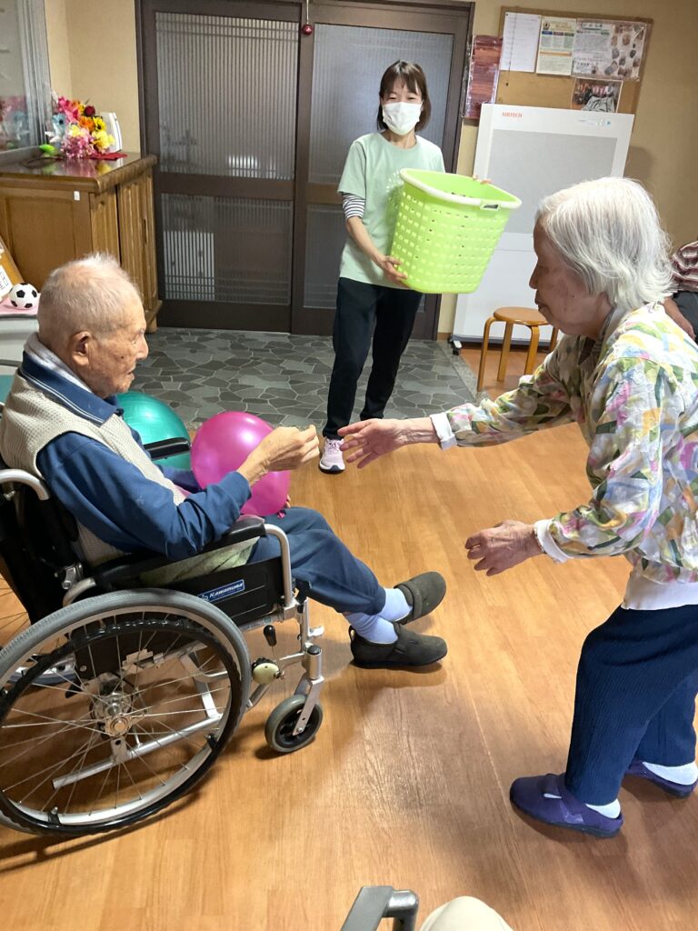介護施設で室内ゴルフ　グループホーム　鳥取　米子　カルム米子　202607-2