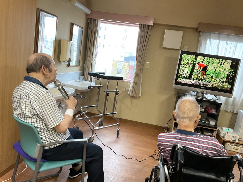 介護施設でカラオケ　グループホーム　鳥取　老人ホーム　カルム米子　202607-2