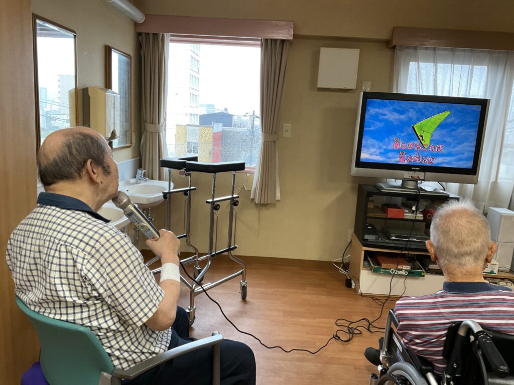 介護施設でカラオケ　グループホーム　鳥取　老人ホーム　カルム米子　202607-1