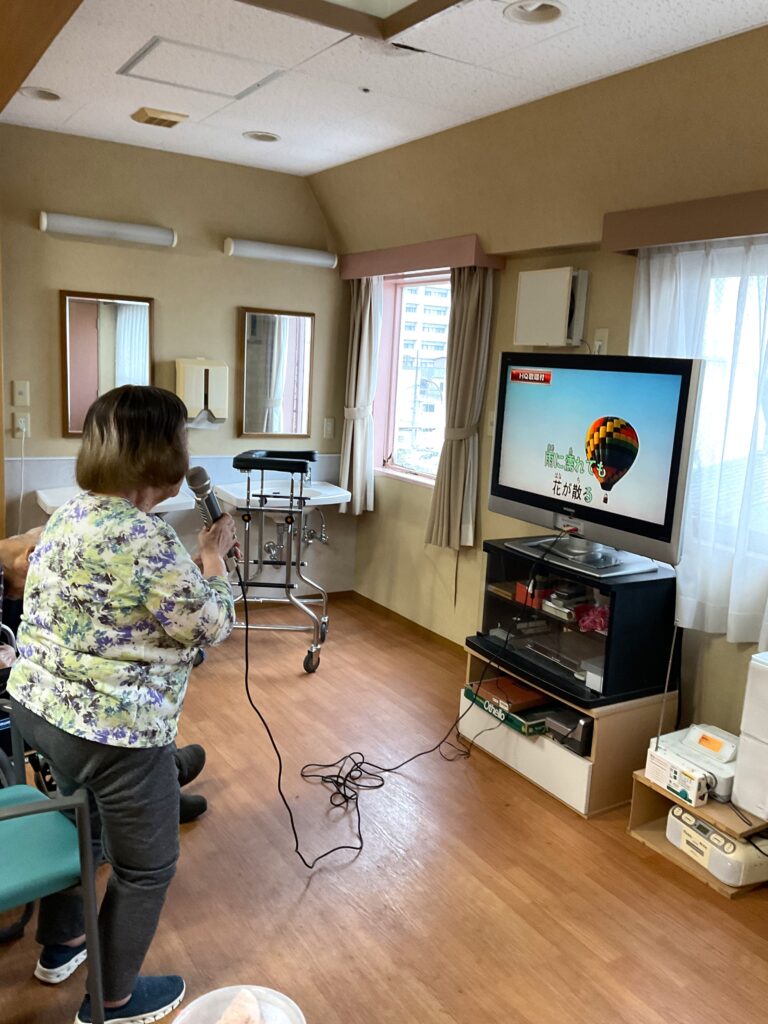 介護施設でカラオケ　グループホーム　鳥取　老人ホーム　カルム米子　202607-4