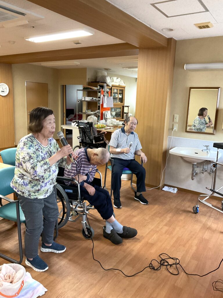 介護施設でカラオケ　グループホーム　鳥取　老人ホーム　カルム米子　202607-3