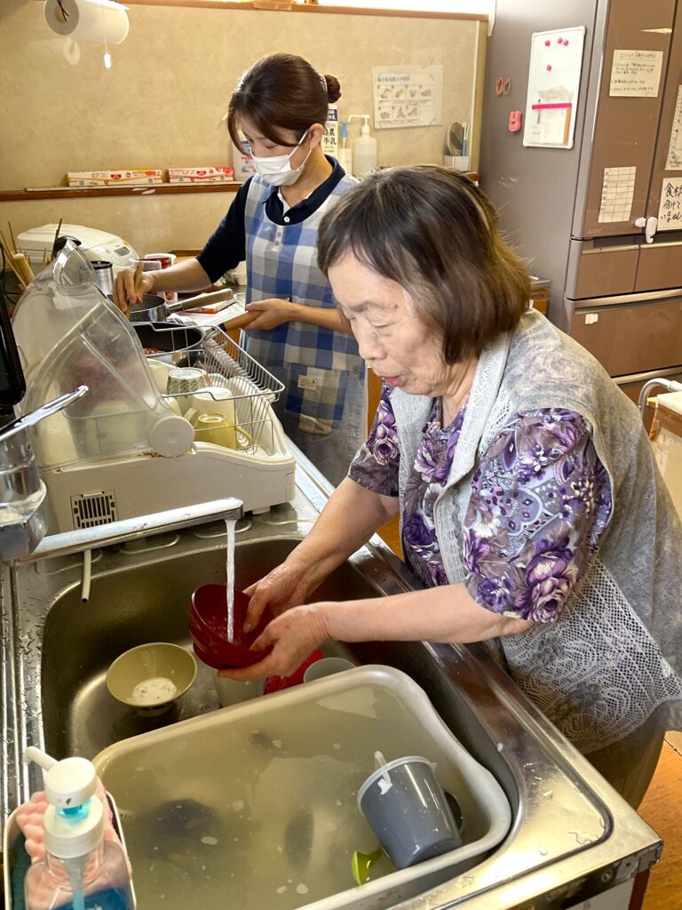 利用者様と食器洗い　グループホーム　介護施設　鳥取 米子　カルム米子　202607-1