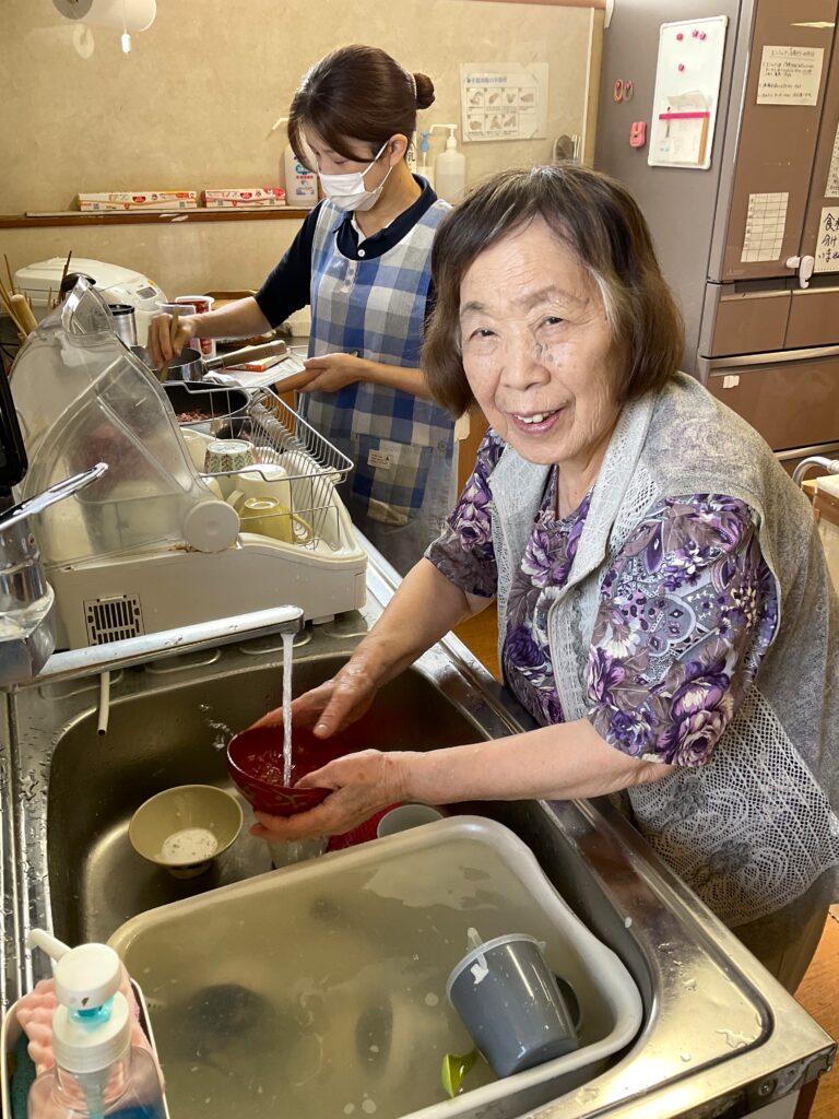 利用者様と食器洗い　グループホーム　介護施設　鳥取 米子　カルム米子　202607-2