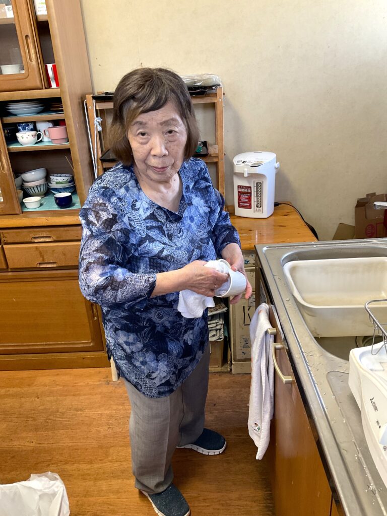 利用者様と食器洗い　グループホーム　介護施設　鳥取 米子　カルム米子　202607-3