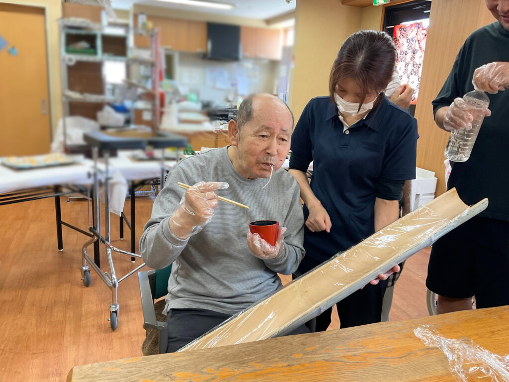 夏の風物詩 流しそうめん 鳥取 米子 グループホーム カルム米子 202608-1
