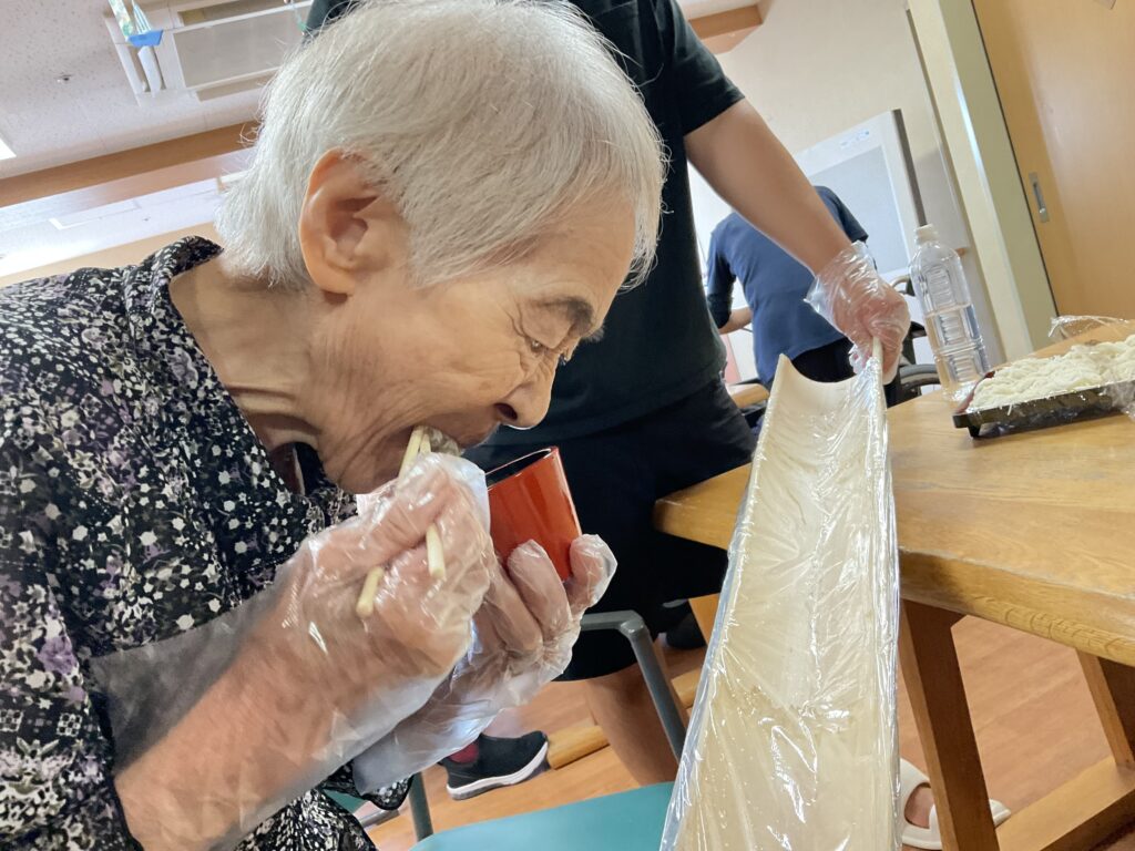 夏の風物詩 流しそうめん 鳥取 米子 グループホーム カルム米子 202608-3
