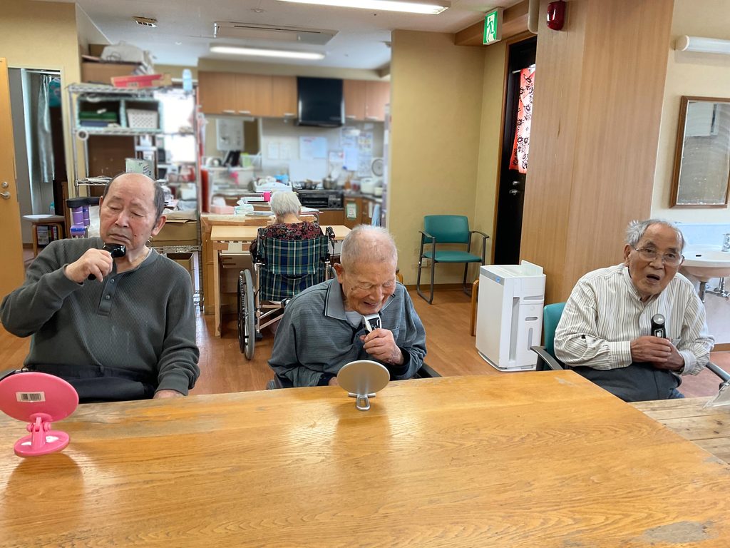 男性利用者様　　男性入居者　身だしなみ　介護施設　小規模多機能 グループホーム　鳥取　米子　カルム米子　202610-1